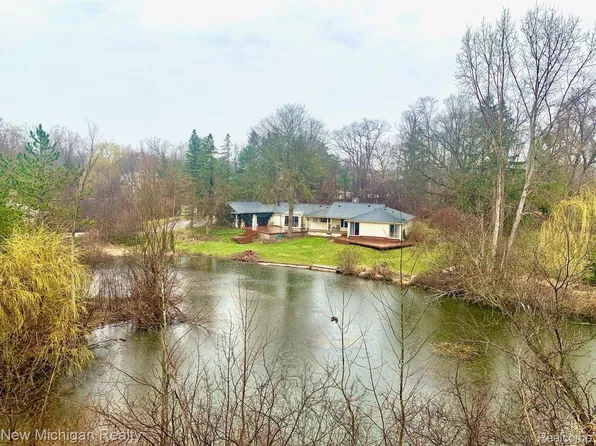 5535 Willow Valley Dr, West Bloomfield, MI 48322