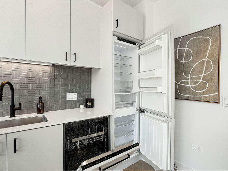 1st image of 1100-15 W Grand Ave #614