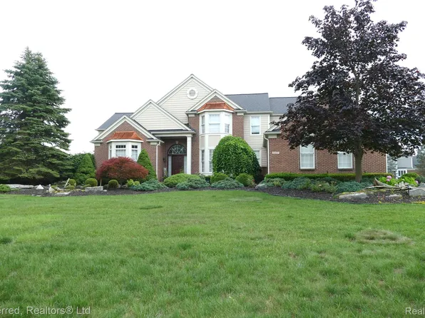 51057 Plymouth Valley Dr, Plymouth, MI 48170