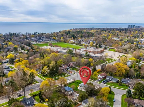 307 Lees Ln, Oakville, ON L6L 4S2