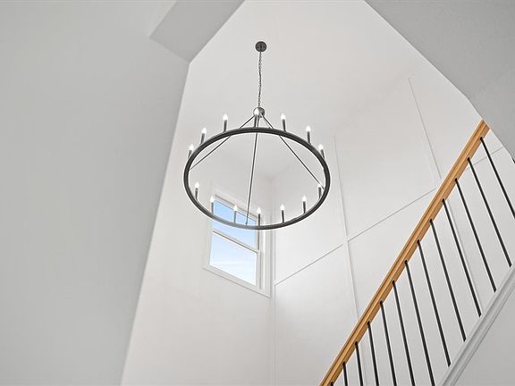 5th image of 225 Summerlawn Dr