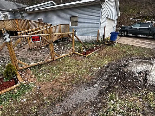 2213 Big Pigeon Rd, Pigeon, WV 25164