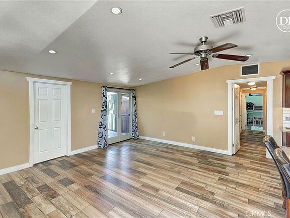 3rd image of 1252 E Walnut Ave