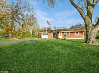 1077 West Dr, South Elgin, IL 60177