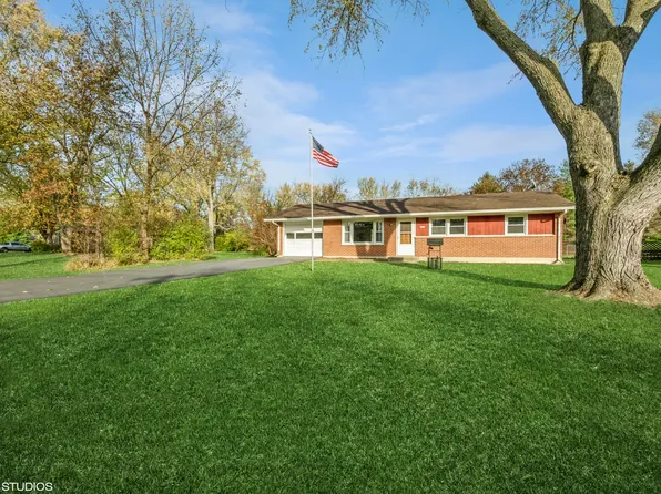 1077 West Dr, South Elgin, IL 60177