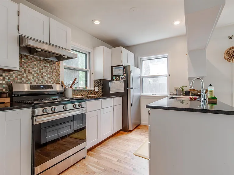810 Hawthorn Ave — Photo 8