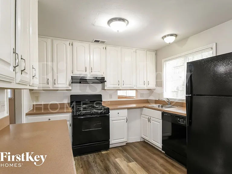 440 Durwood Dr — Photo 6