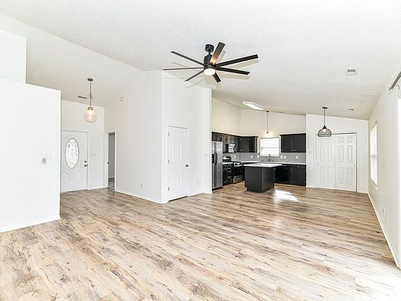 5th image of 462 W Harriman Ave