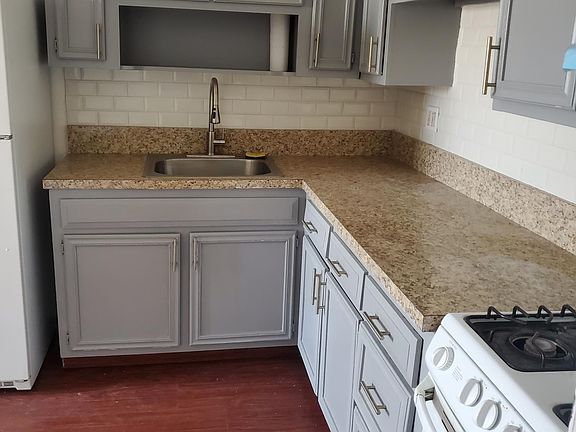 3rd image of 10415 102nd St Floor 2