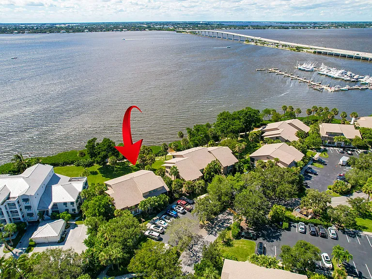 218 NE Edgewater Dr — Photo 6