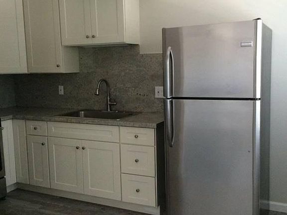 4th image of 370 N Fair Oaks Ave APT 1