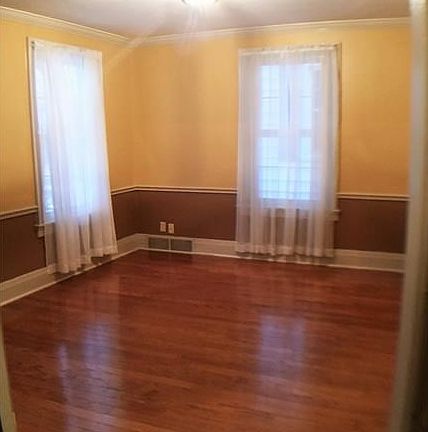 Spacious formal DR with warm hardwood flooring. A set of leaded french doors separate the room from the entry.