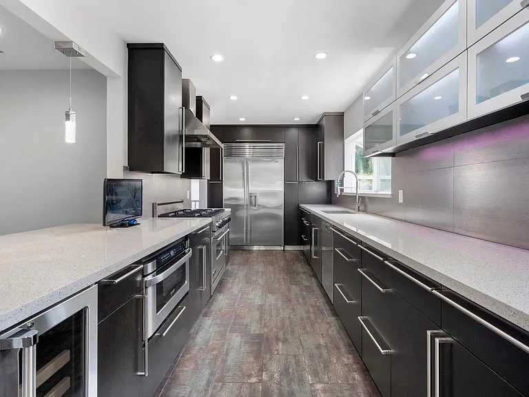 3084 Saint George St — Photo 10