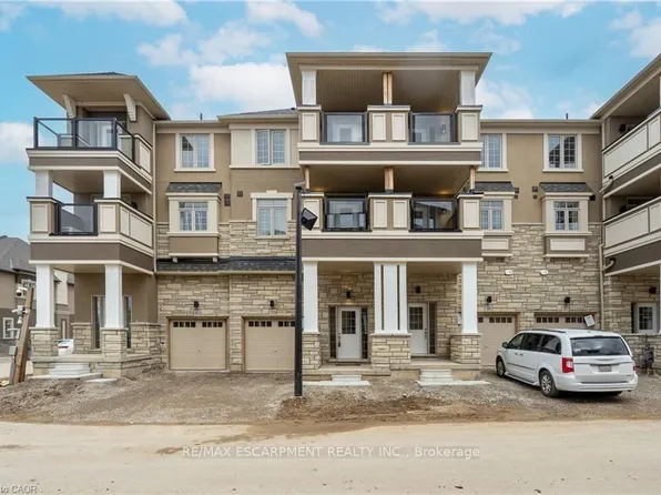 305 Garner Rd W #39, Hamilton, ON L9G 3K9