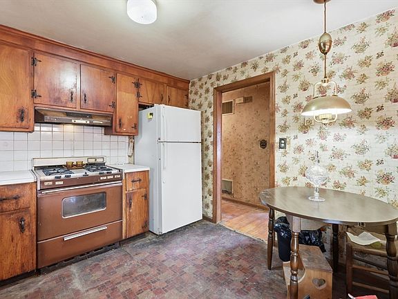 4th image of 27 Forest Park Ave