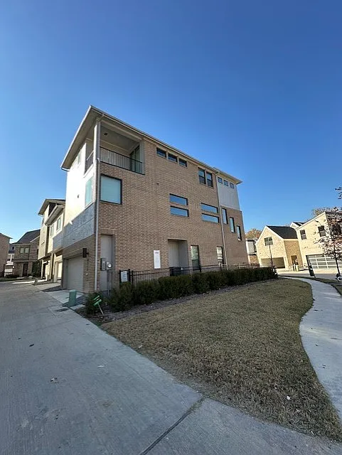 3 bed, 3.5 bath, 2427 sqft, $3,900 — Photo 3