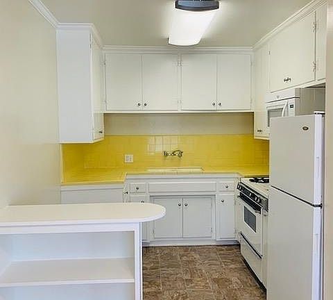 2nd image of 10526 Moorpark St APT 2