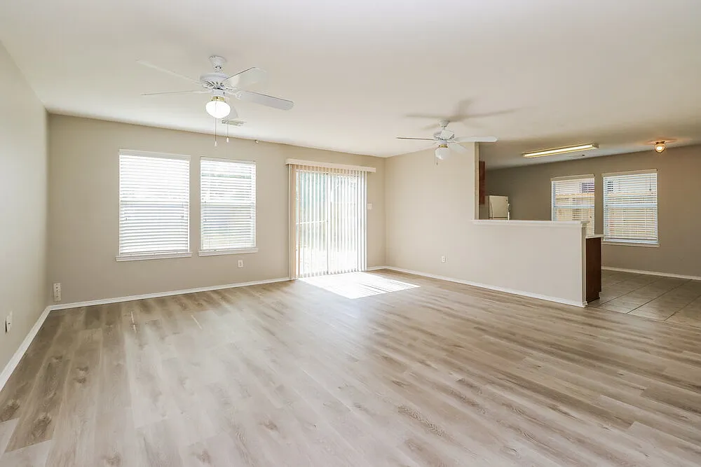 3 bed, 2.5 bath, 1912 sqft, $1,870 — Photo 4