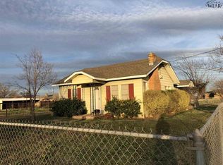 404 N Center St, Archer City, TX 76351
