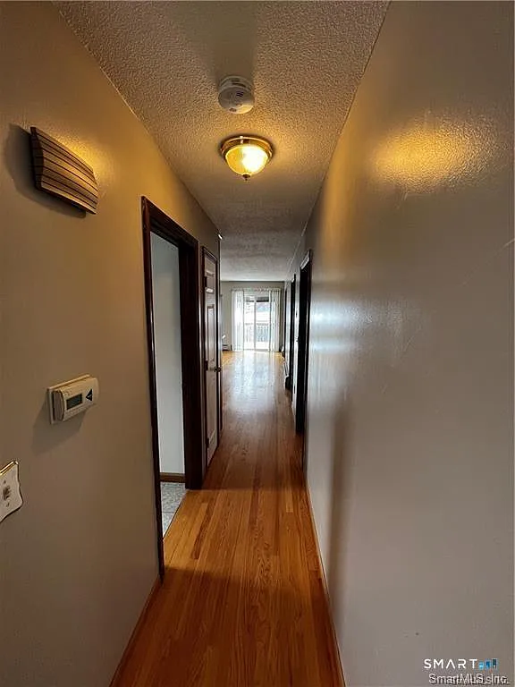 3 bed, 1.0 bath, 1300 sqft, $1,800 — Photo 4