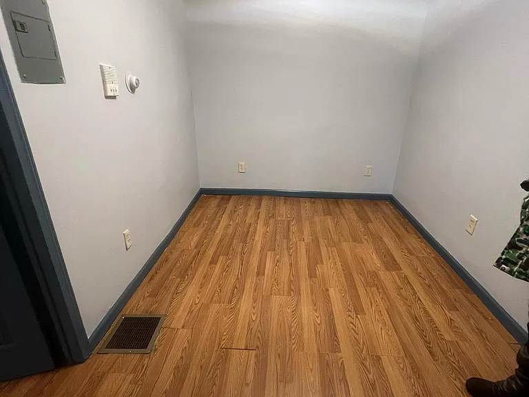 44 4th St #1R — Photo 5