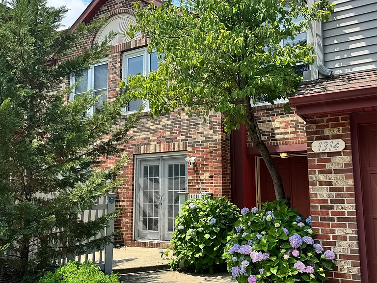 1314 Chanticleer Cherry — Photo 1