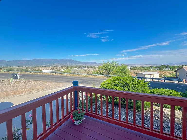 2065 S Cayuse Trl — Photo 2