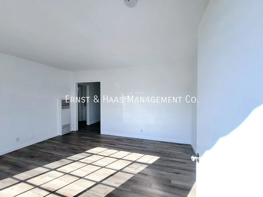 Building Photo - 1027 E 7th St #1