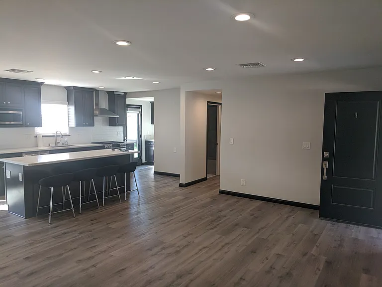 824 Sheridan St — Photo 2