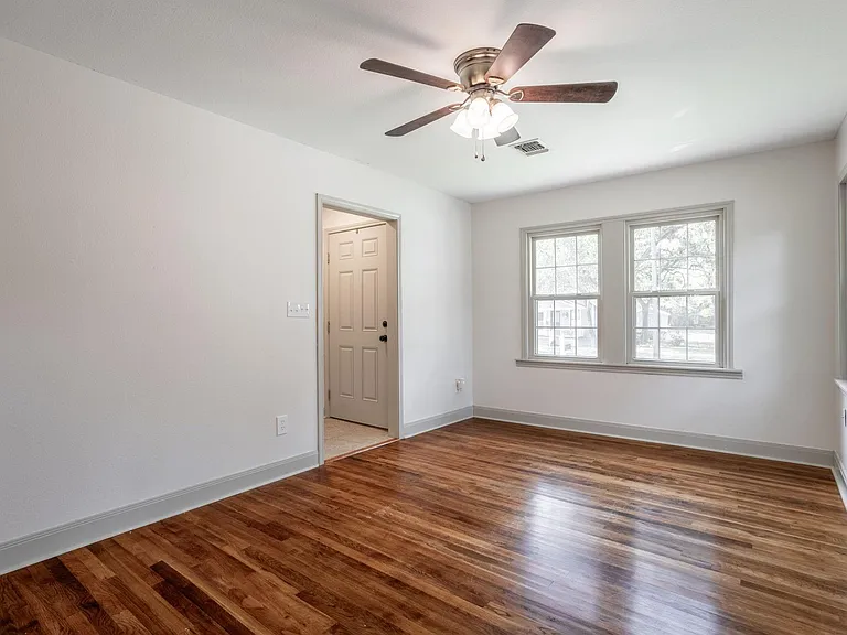 1517 Live Oak St — Photo 6