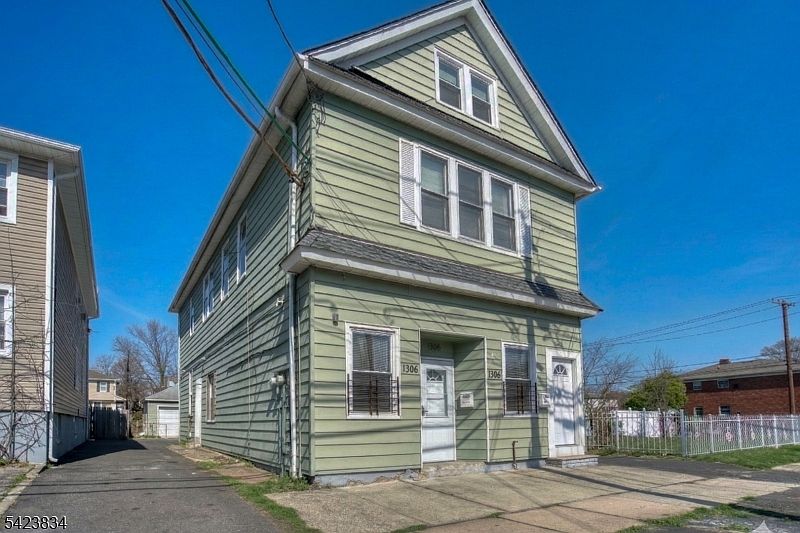1st image of 906 Roselle St