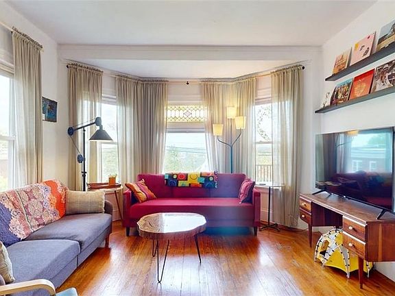3rd image of 163 Camp St APT 3