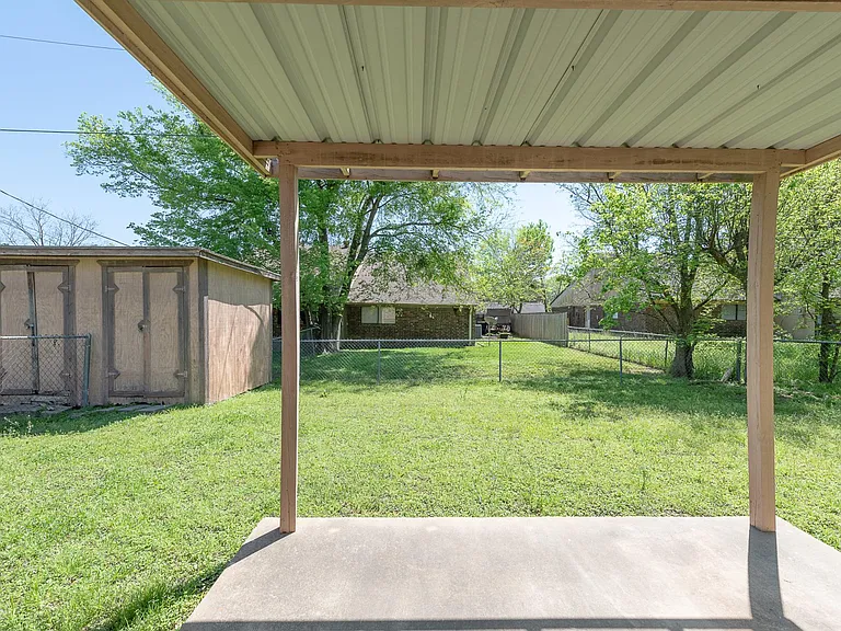 310 Columbia Ct — Photo 3
