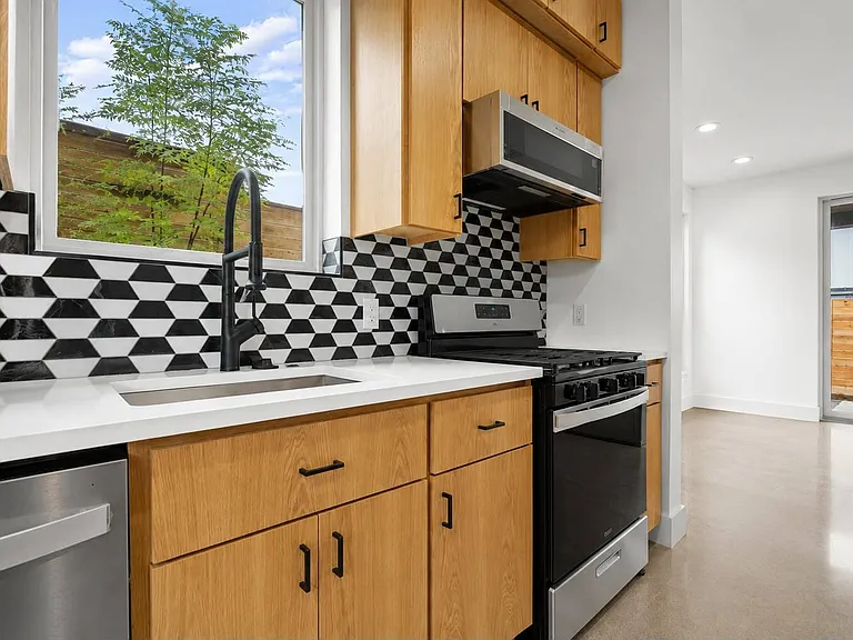 2919 E 13th St #2 — Photo 3
