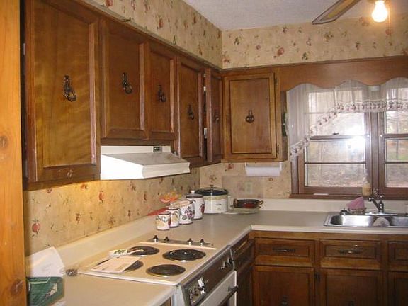 3rd image of 251 Shawna Ln