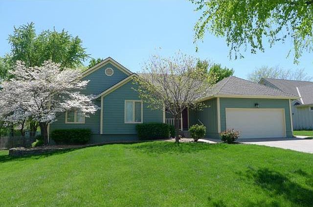 1st image of 405 NE Cambridge Dr