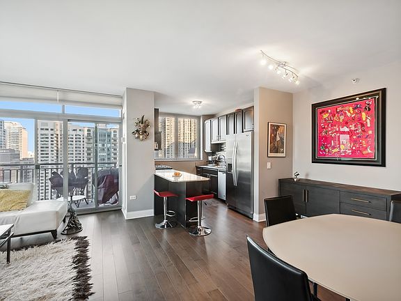 5th image of 600 N Dearborn St APT 1701
