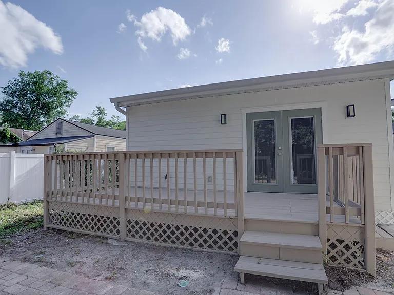 1033 N Hampton Ave — Photo 26