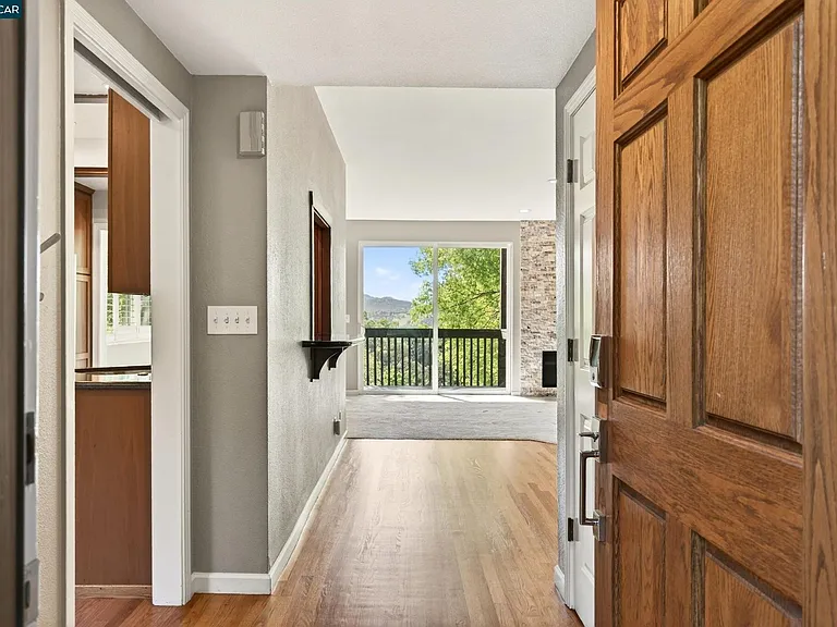 1975 Fair Ridge Ct — Photo 3
