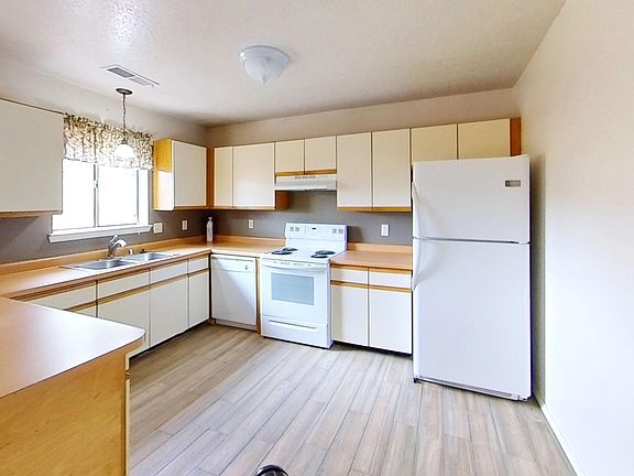 3rd image of 704 E Terrace Dr