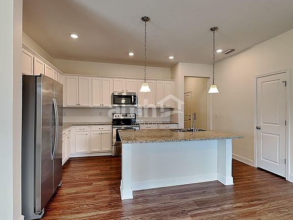 5th image of 404 Pine Terrace Dr