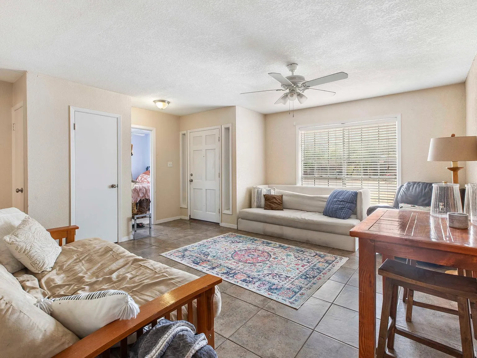 4 bed, 1927 sqft, $3,400 — Photo 4