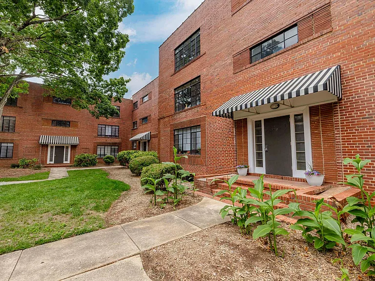 Cameron Court Apartments — Photo 54