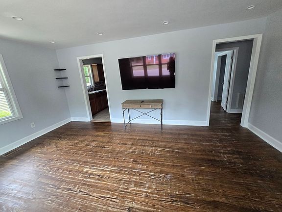 3rd image of 2073 Seneca Dr
