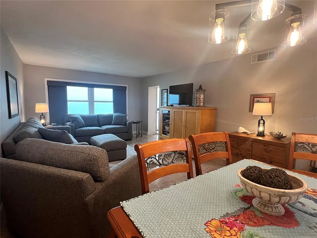 2 bed, 2.0 bath, 1094 sqft, $3,650 — Photo 4