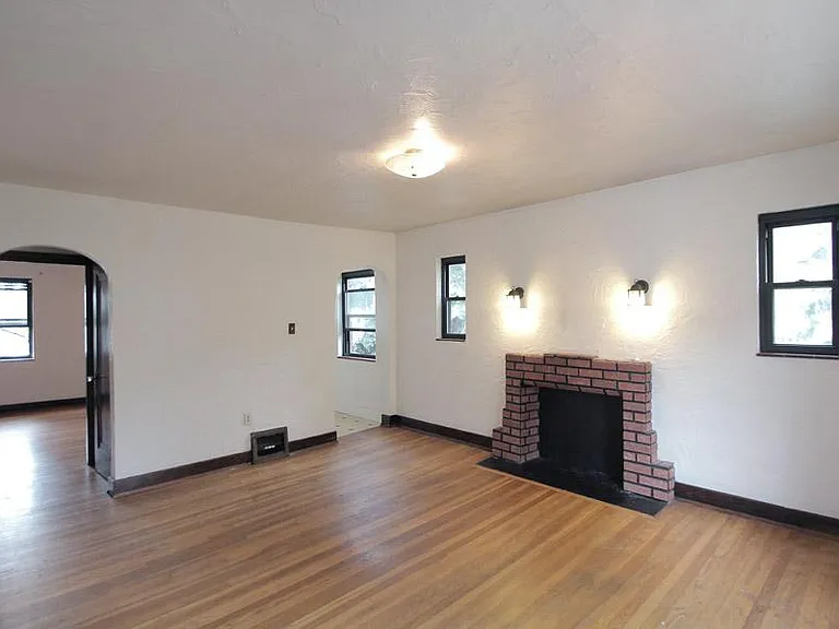 7915 Saint Lawrence Ave #8 — Photo 2