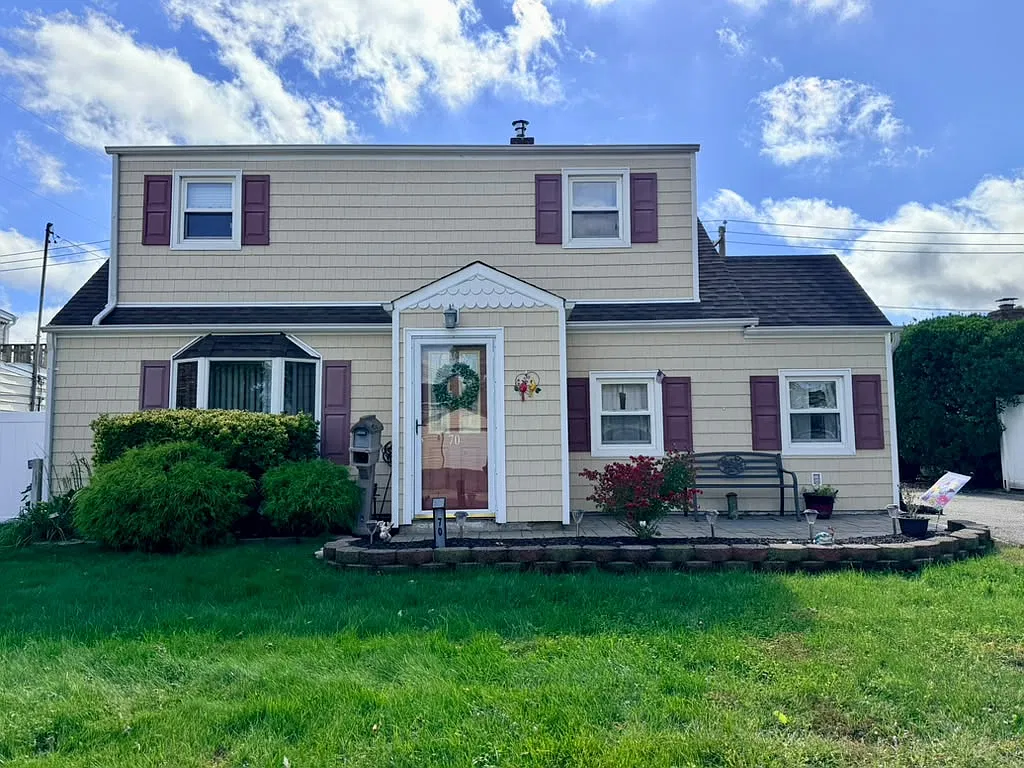 4 bed, 1.5 bath, 1590 sqft, $4,000 — Photo 1