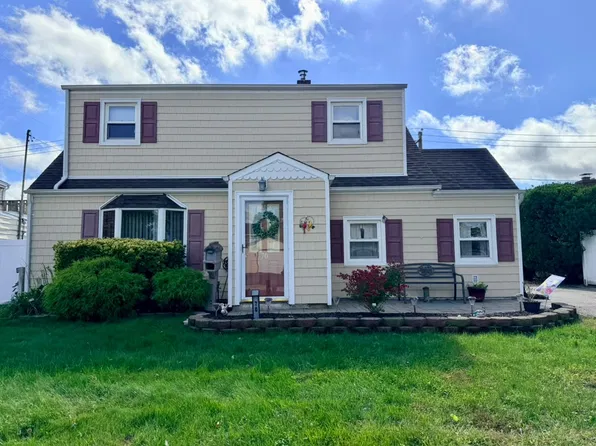 70 Corncrib Ln, Levittown, NY 11756