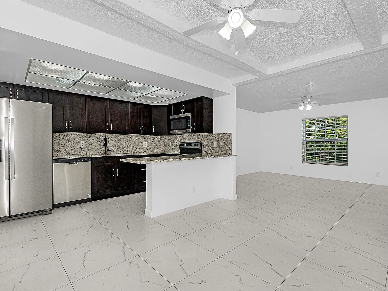 3 bed, 2.0 bath, 8507 sqft, $2,795 — Photo 2