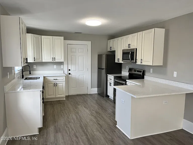 2105 Gilmore St — Photo 5